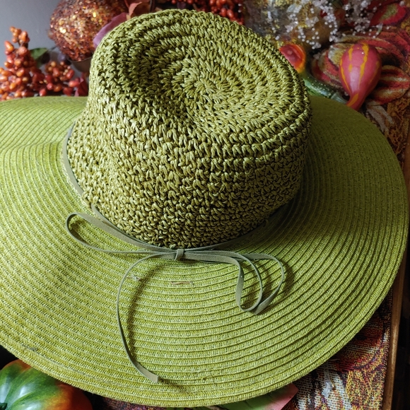 Shade Shack straw hat. - Picture 7 of 10